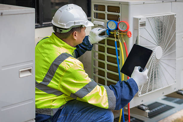 Professional Hvac technician working in Alton, AL